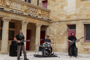 SOUS LES PIERRES Les ruines coulent en silence